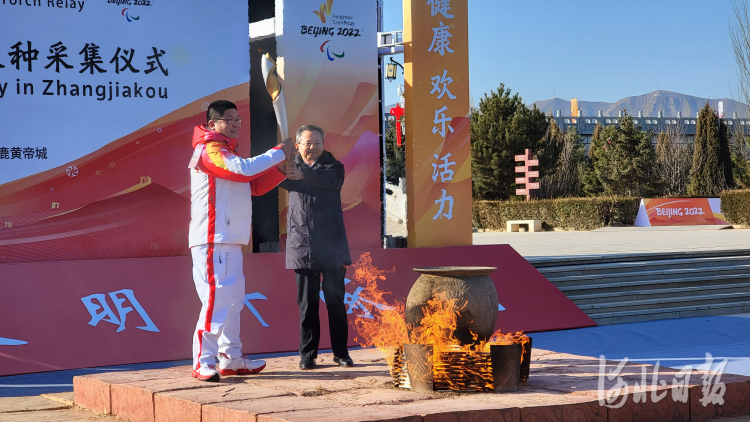 点燃火炬递交到第一棒火炬手手中。