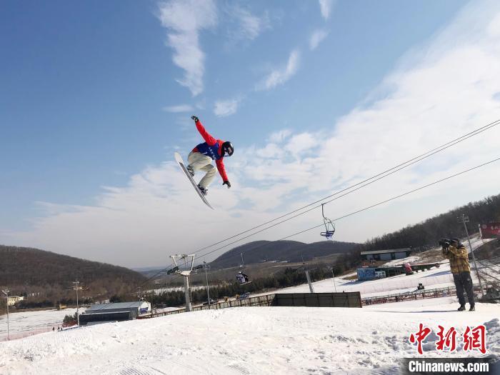 “冰雪双冠城”办赛选才：北京冬奥激励青少年挑战自己