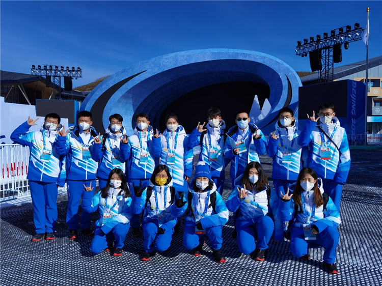 石家庄铁道大学颁奖广场志愿者合影