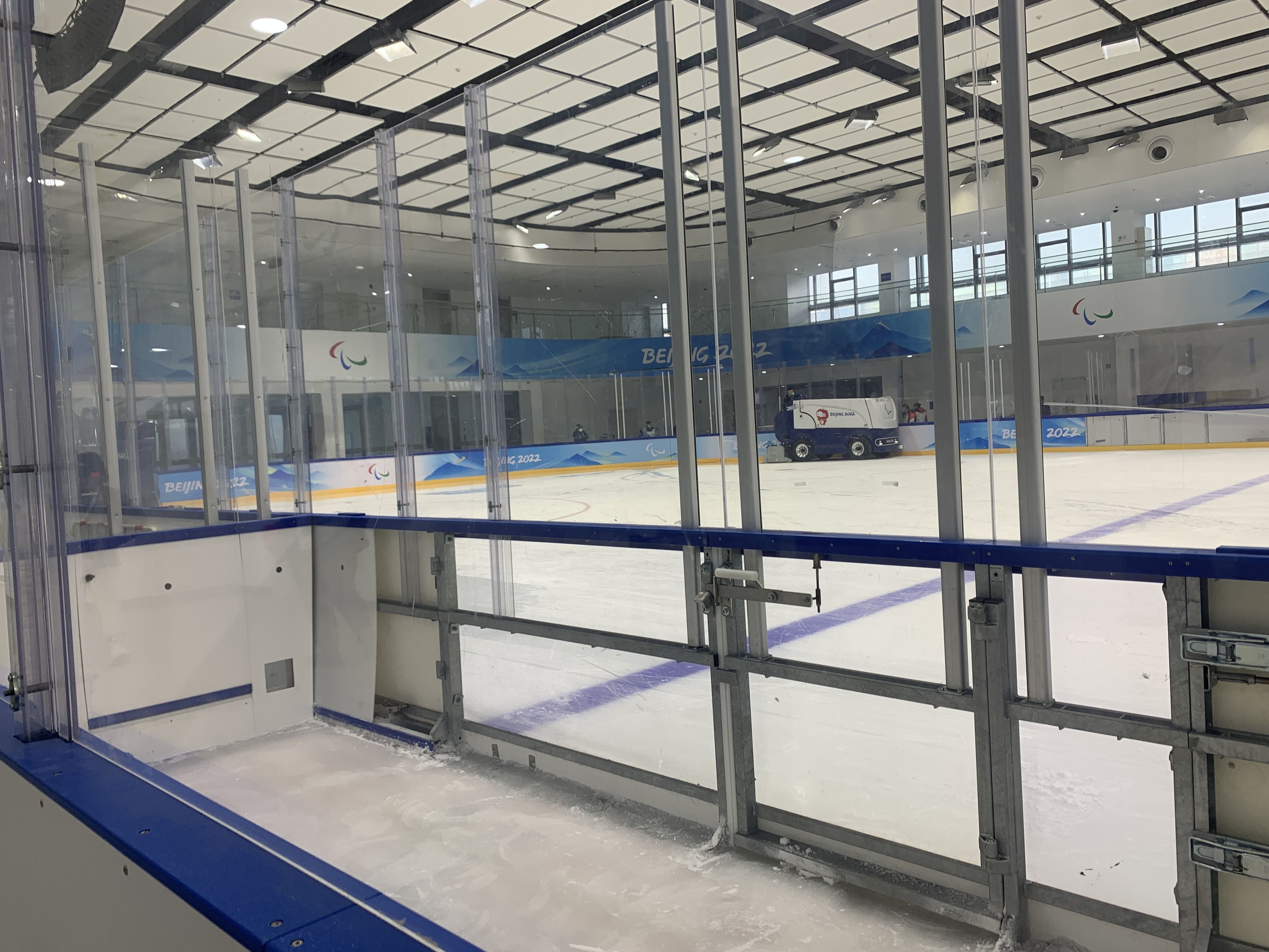 球队席由不透明板墙改为透明板墙。新京报记者 孙海光 摄