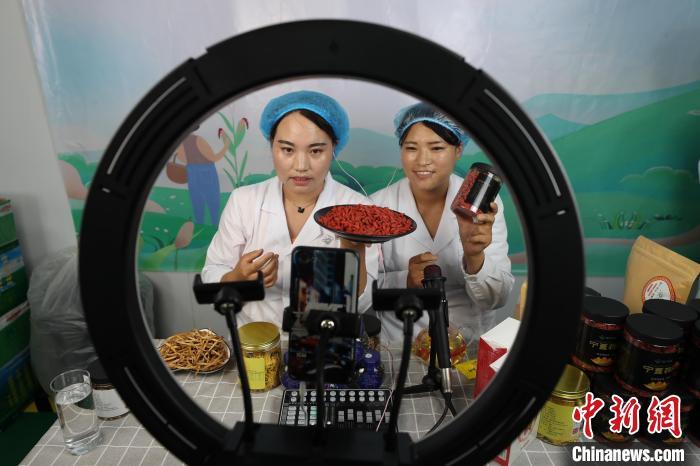巧媳妇直播间内,村民做起主播销售宁夏特色农产品。 于晶 摄