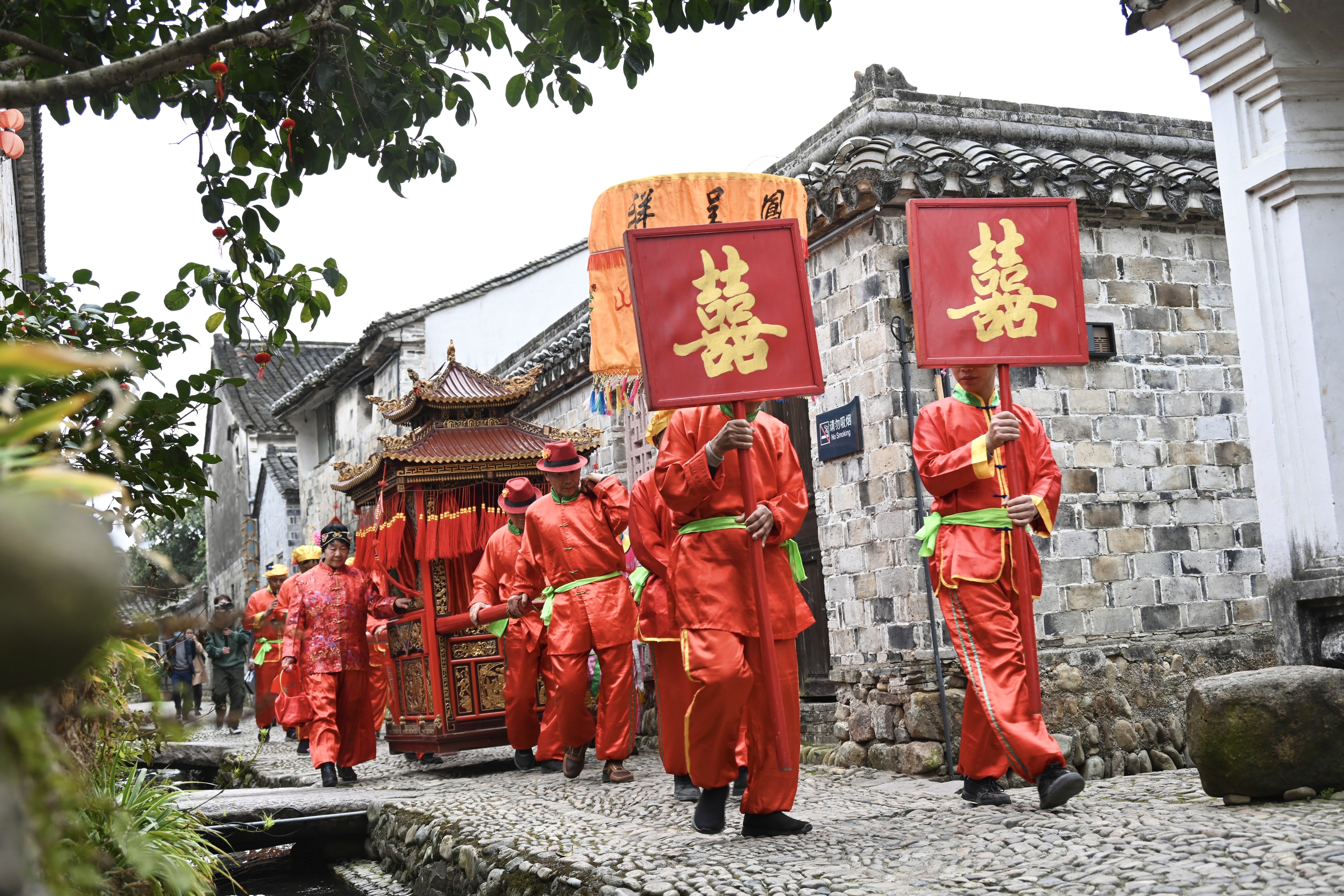 外国友人体验宁海十里红妆传统婚俗