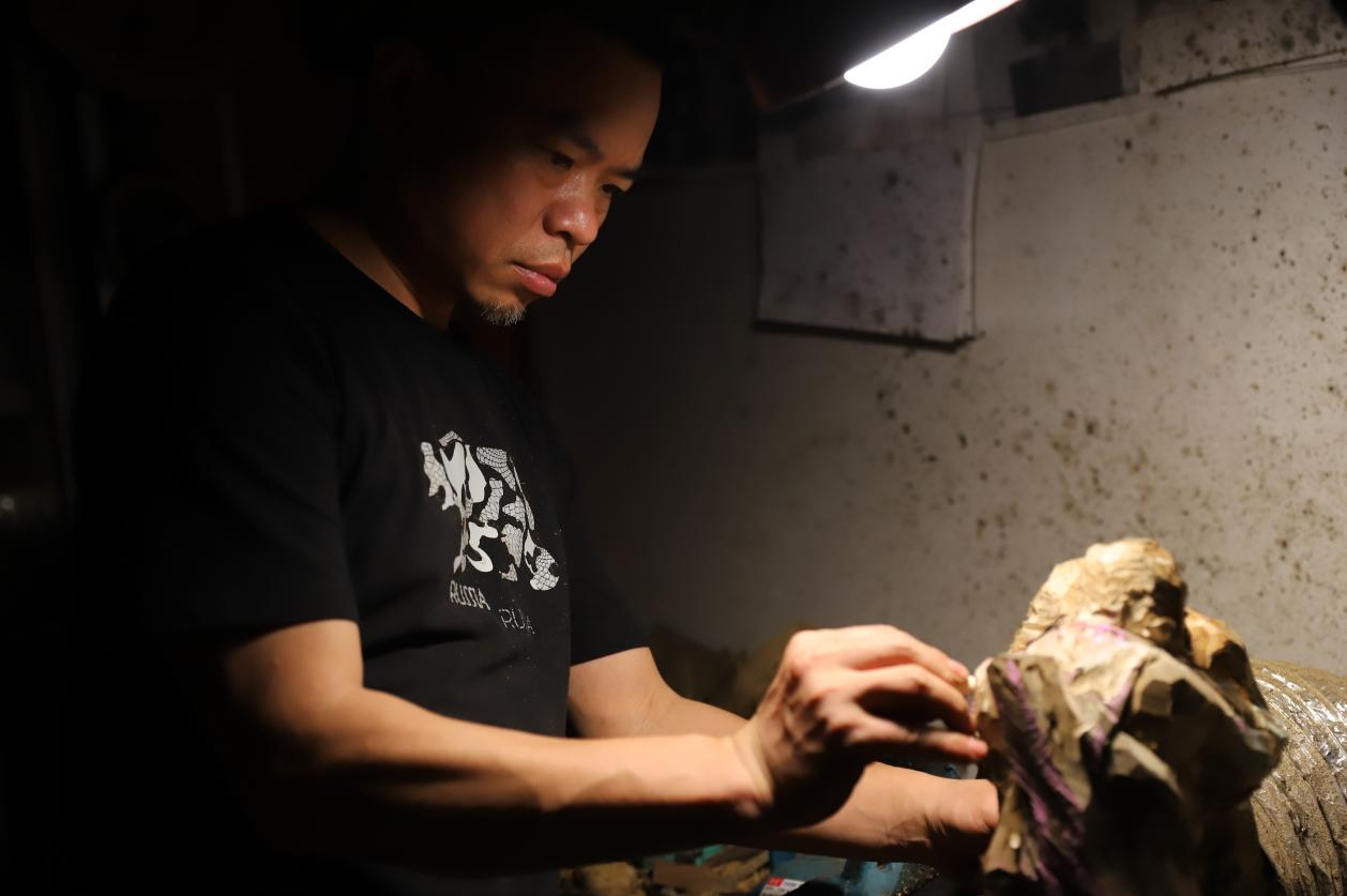 “非遗”传承人付先斌：一块树根上雕琢客家“中国画”