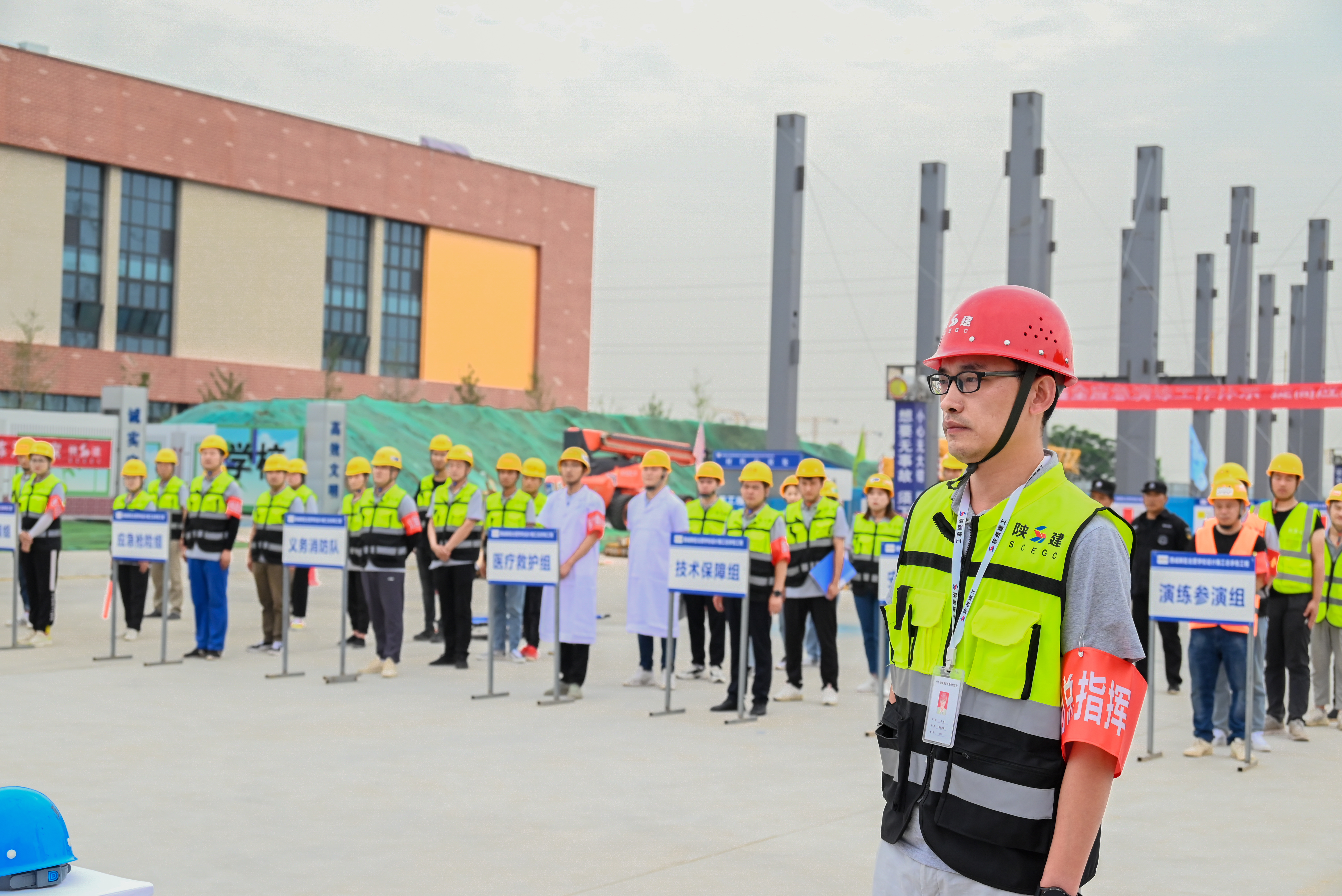 以项目为家抓细抓严保工程建设记陕建钢构集团北营学校项目经理白博