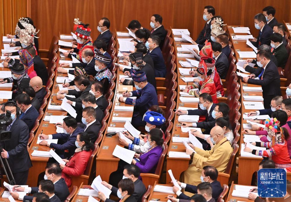 3月5日，第十三届全国人民代表大会第五次会议在北京人民大会堂开幕。这是代表们在认真听会。新华社记者 李鑫 摄