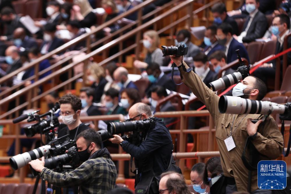 3月5日，第十三届全国人民代表大会第五次会议在北京人民大会堂开幕。这是记者在采访。新华社记者 金立旺 摄