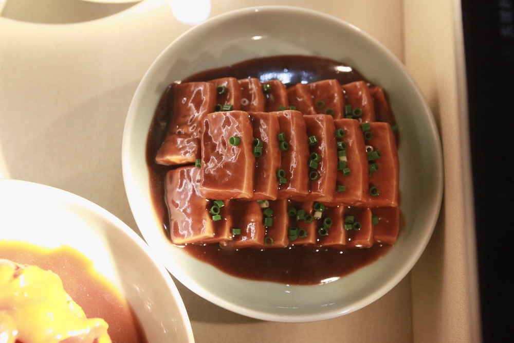 杭帮菜博物馆中展示的“东坡豆腐”。