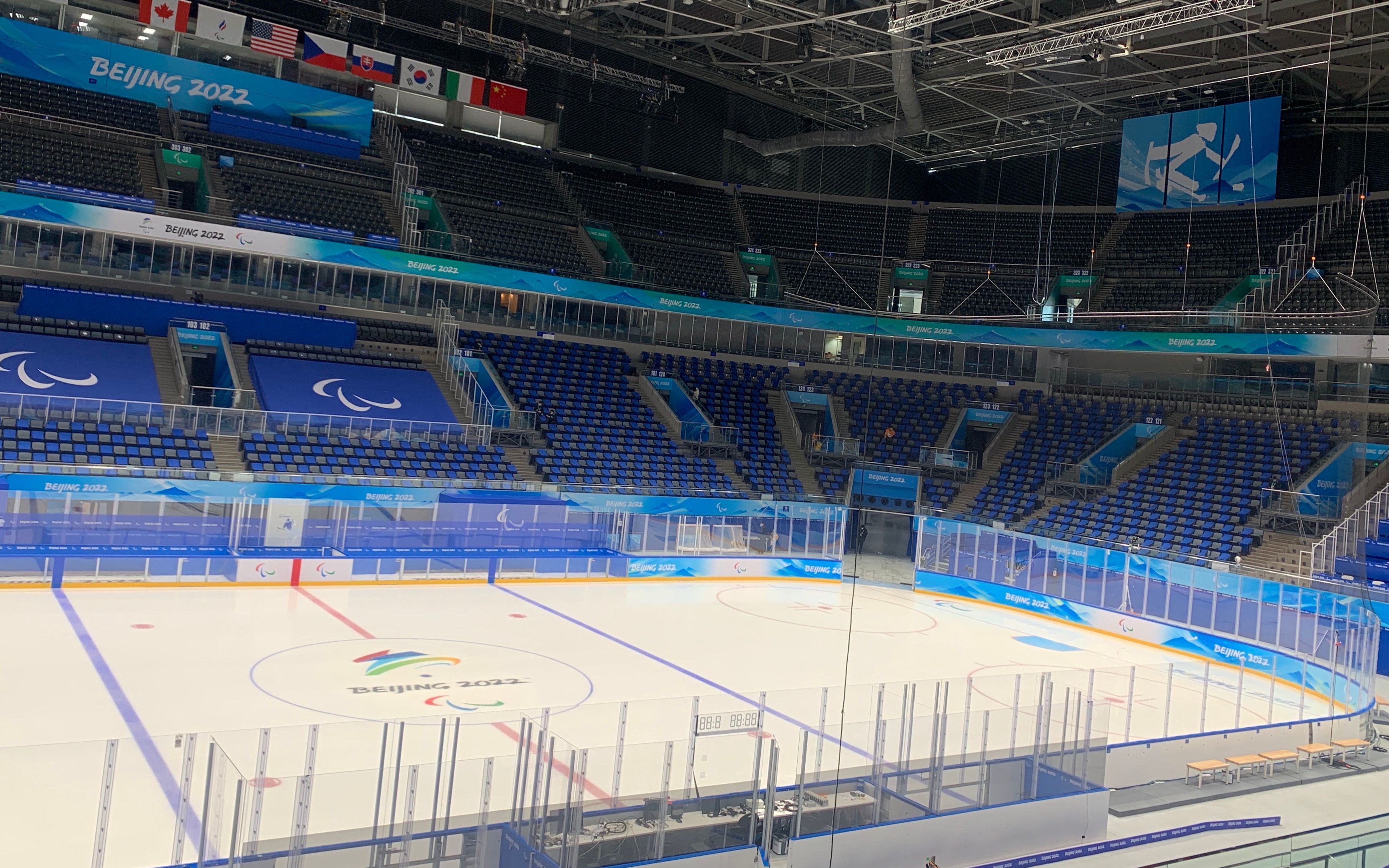 国家体育馆完成冬残奥形象景观、标识等转换。新京报记者 孙海光 摄