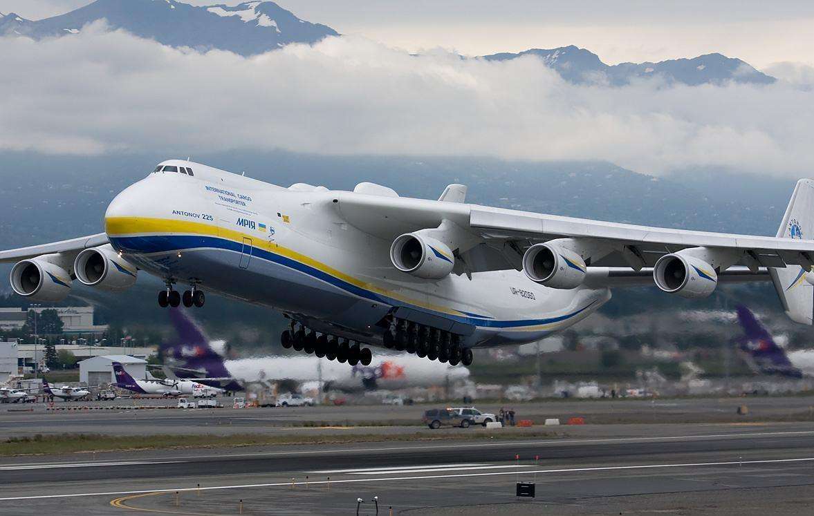 乌克兰总统确认世界最大飞机安225运输机被战火摧毁
