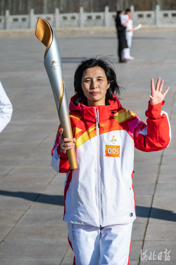 邯郸市永年区残疾人联合会副理事长赵会芳正在进行火炬传递。