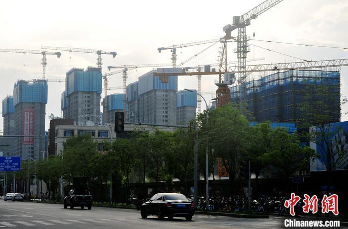 资料图:正在建设中的房地产楼盘。 <a target='_blank' href='/'>中新社</a>记者 张斌 摄