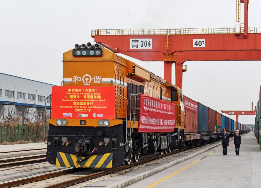 2月18日，中欧班列（齐鲁号）中国青岛—德国曼海姆双向对开首班列车从上合示范区青岛多式联运中心出发。（新华社发，王昭脉摄）