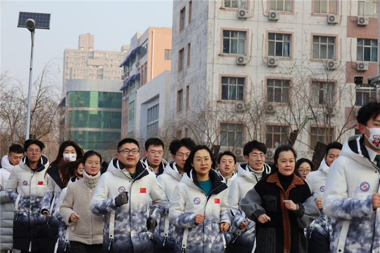 石家庄铁道大学志愿者进行体能训练