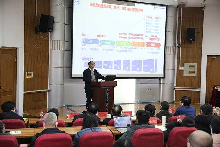 张汉壮:《深化课程建设 践行育人使命》