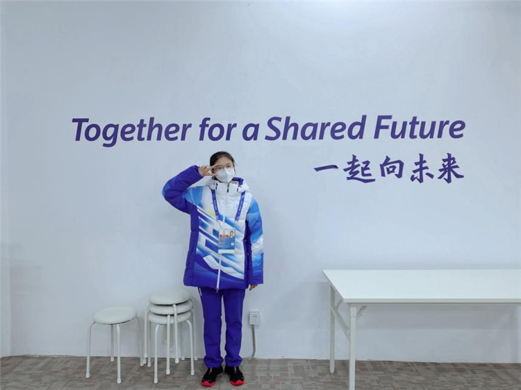 冬奥志愿者刘钦月：在这里不是孤勇作战，而是团队合作齐心协力。在这里每天都在进步学习，每天都在脱胎换骨，我相信我们每个人都会在崇礼的雪场上成为一朵燃烧的雪花，成为一名合格的冬奥志愿者。