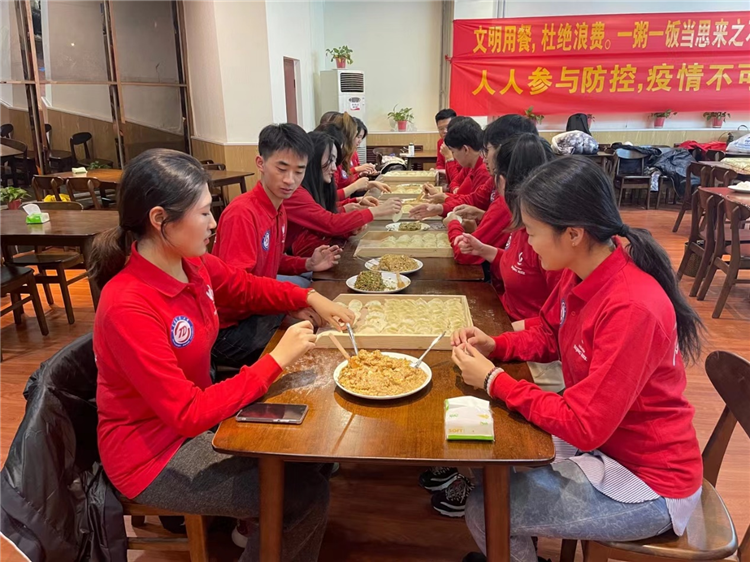 志愿者元旦在学校一起包饺子