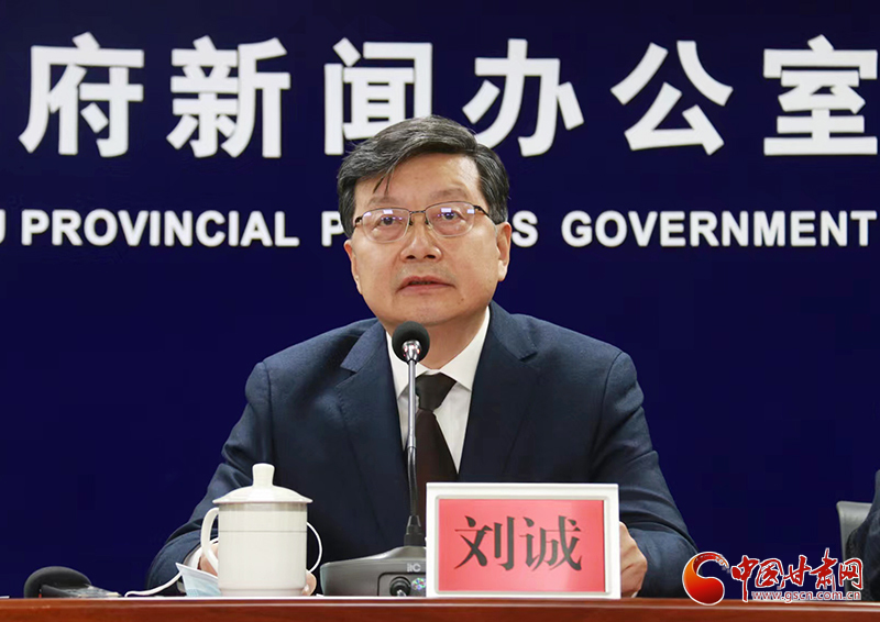 省人社厅党组成员、副厅长、新闻发言人刘诚回答记者提问