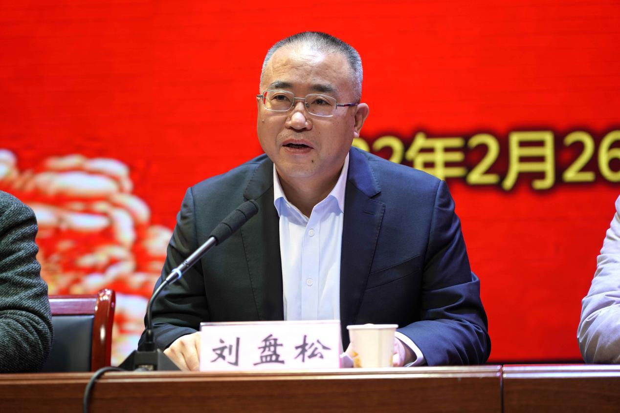 刘盘松在讲话中强调,教师要注重研究教育思想,在教育