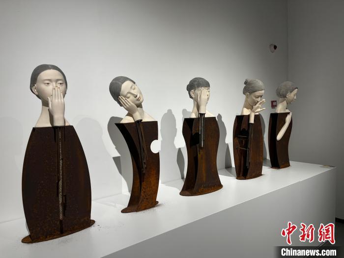 图为本届双年展入围作品。　李韵涵 摄