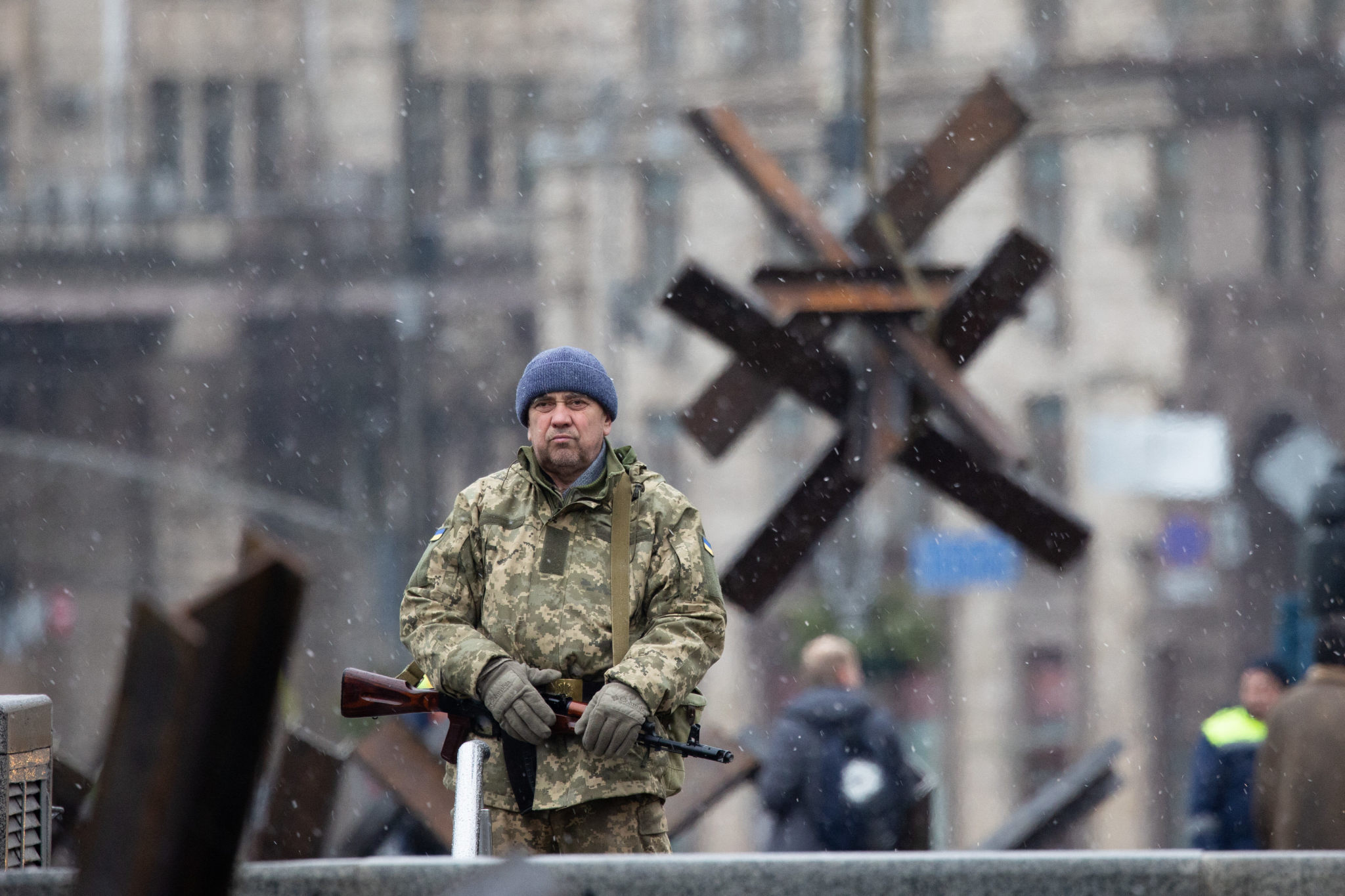 乌克兰领土防卫部队严阵以待基辅街头设置路障