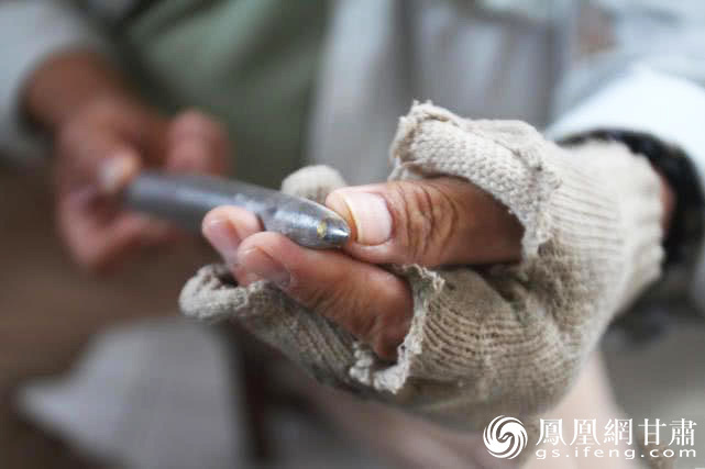 磨破的手套,手起的老茧诉说着陶世清创作过程的艰辛和不易。受访者供图