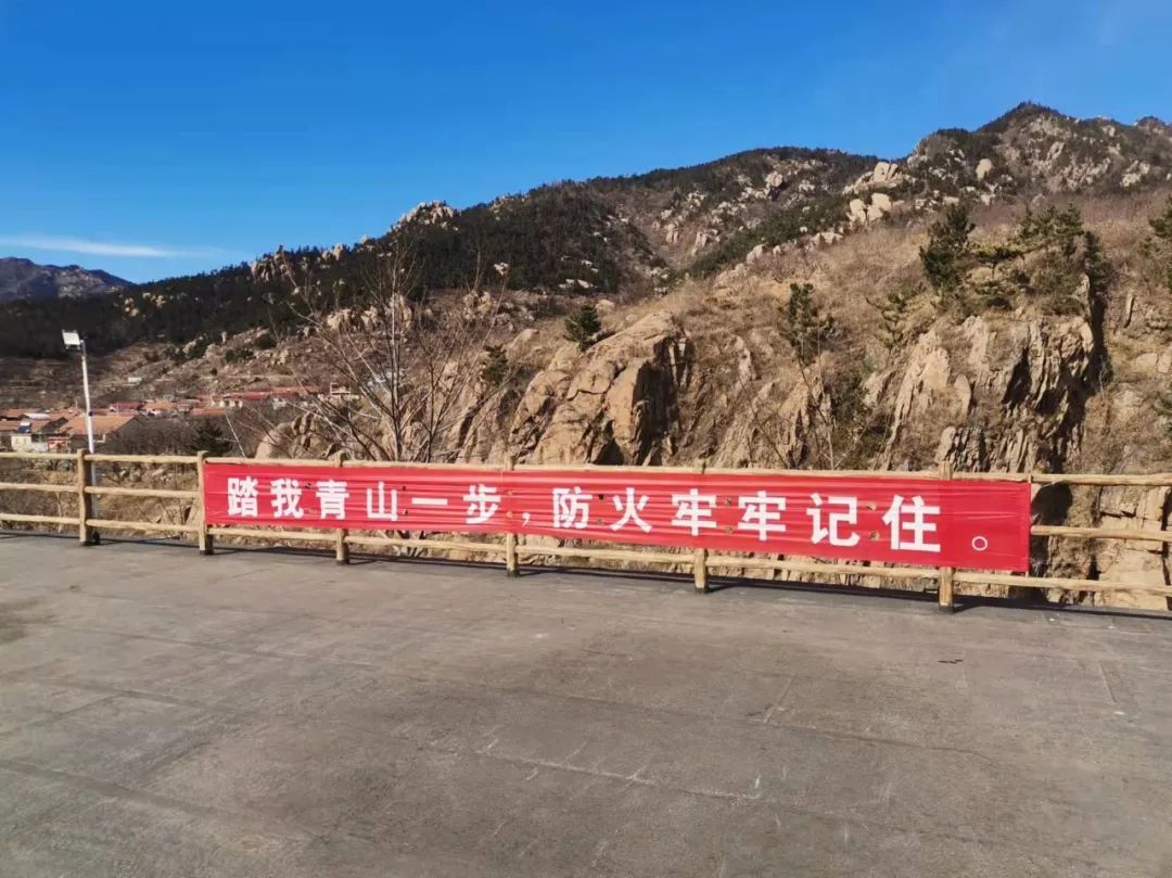 宣传栏等进行 森林防火宣传,各社区利用横幅, 警示牌,喇叭,丰富宣传