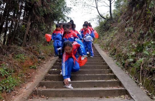 孩子们在乡间小路拾捡垃圾