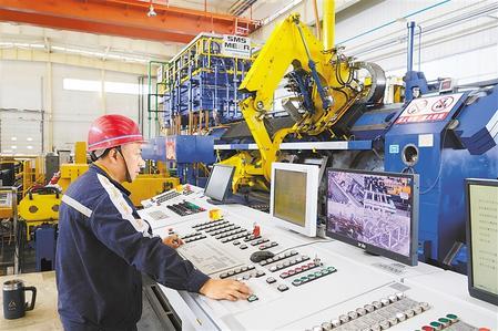 西北铝业有限责任公司工作人员操作生产设备 新甘肃·甘肃日报记者 刘健