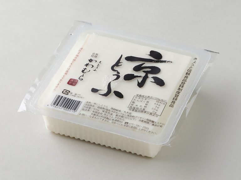 日本超市里可以看到的“京豆腐”商品，强调百分百使用国产大豆。   kawamuratofu官网 图