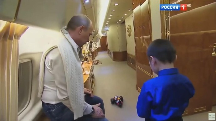 普京与Bair Banzaraktsaev的儿子玩遥控车