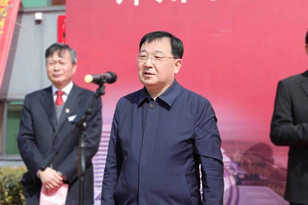郑州市政协党组副书记、副主席、市卫生健康委党组书记王万鹏宣布项目开工