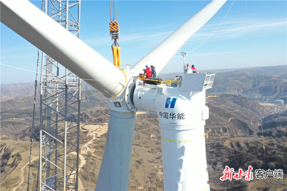华能华池南梁及紫坊畔60兆瓦分散式风电项目吊装风机 华能陇东能源公司提供