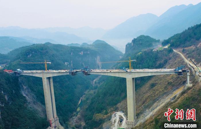 重庆：城开高速最大跨度连续刚构桥右幅合龙