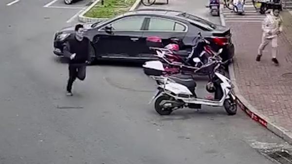 嫌犯遇到民警拔腿就跑，不料民警擅长马拉松