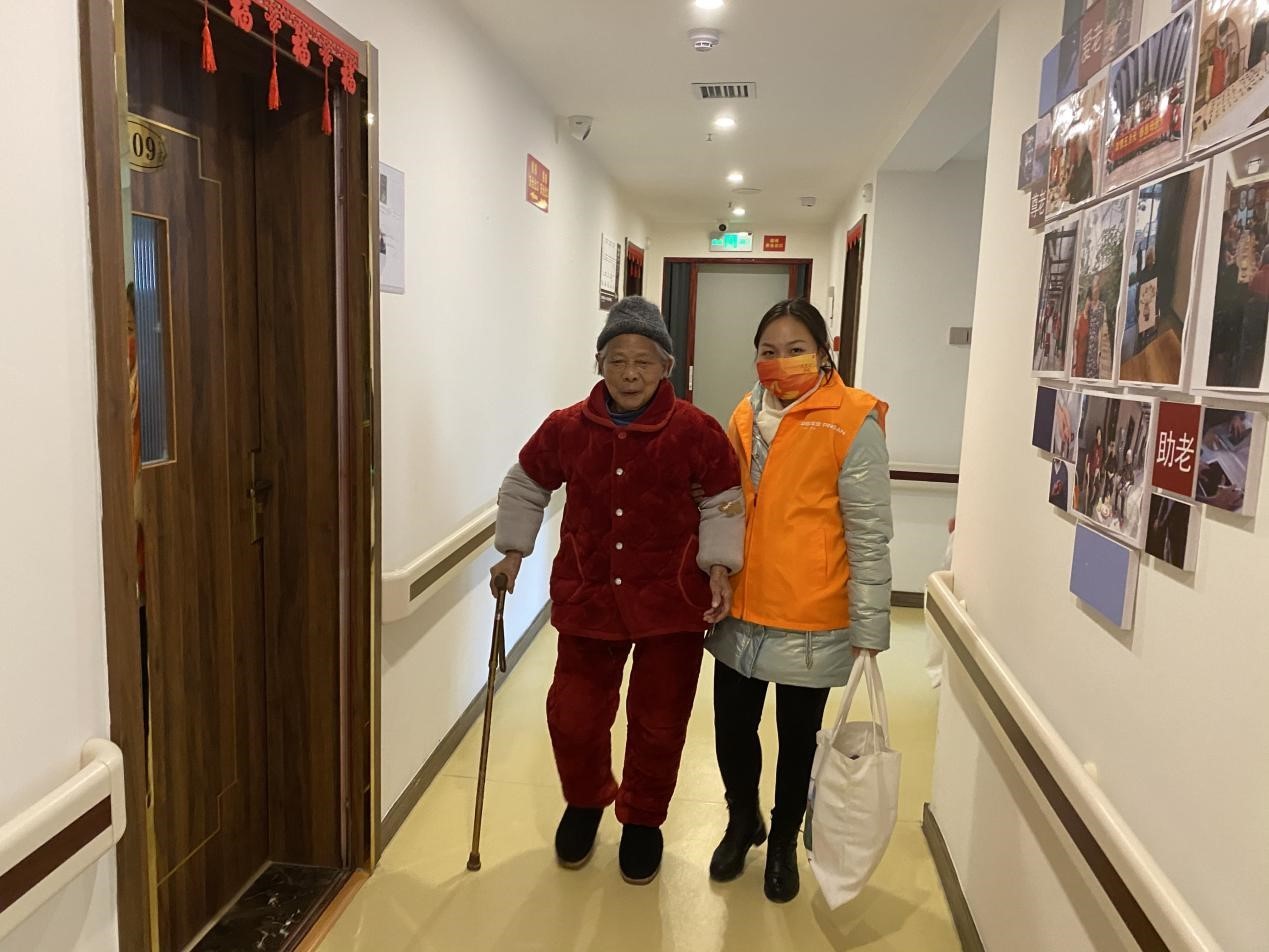 汇聚爱心传温暖,平安普惠志愿者慰问养老院老人凤凰网湖南_凤凰网