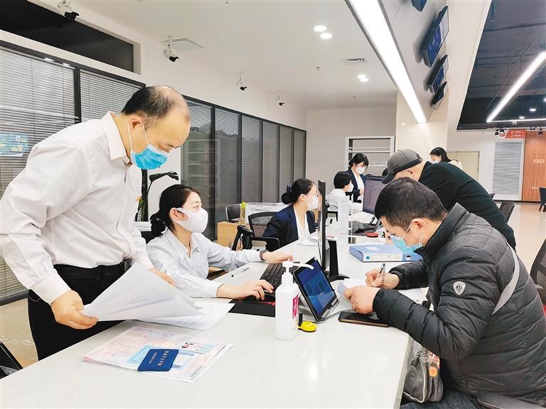 周先生在雁塔区政务服务中心办理业务。　　（雁塔区行政审批局供图）