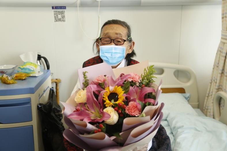 杨院长为老人送上出院鲜花