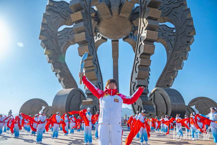 来自河北省石家庄市行唐县米娜是该点位最后一棒火炬手。