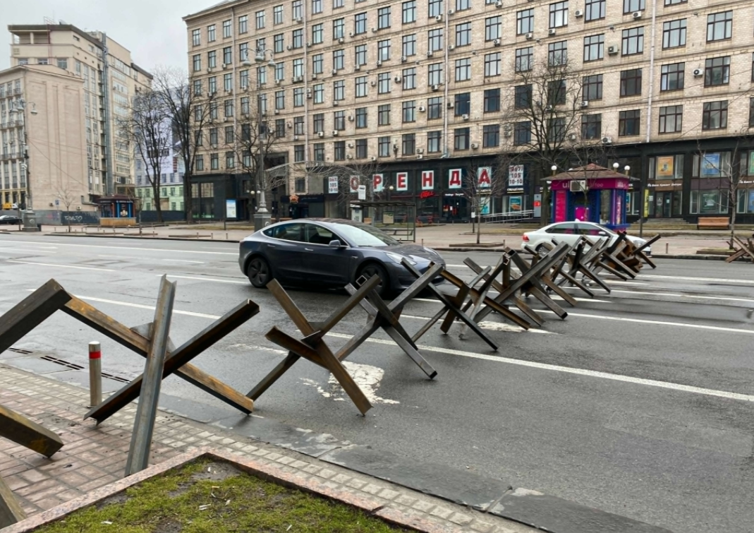 俄罗斯大军逼近基辅市中心的反坦克拒马曝光