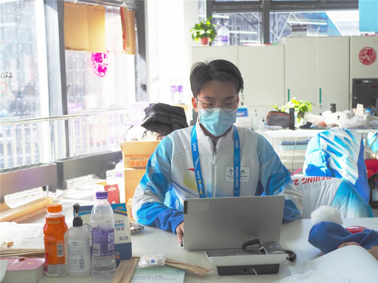 冬奥志愿者王奕贺：冬奥会的颁奖广场是所有奥运健儿的高光时刻。我作为一名志愿者，定会履行好自身职责，服务好这场冰雪盛会。当站在广场上听国歌响起、看国旗升起，我的内心感到无比自豪。