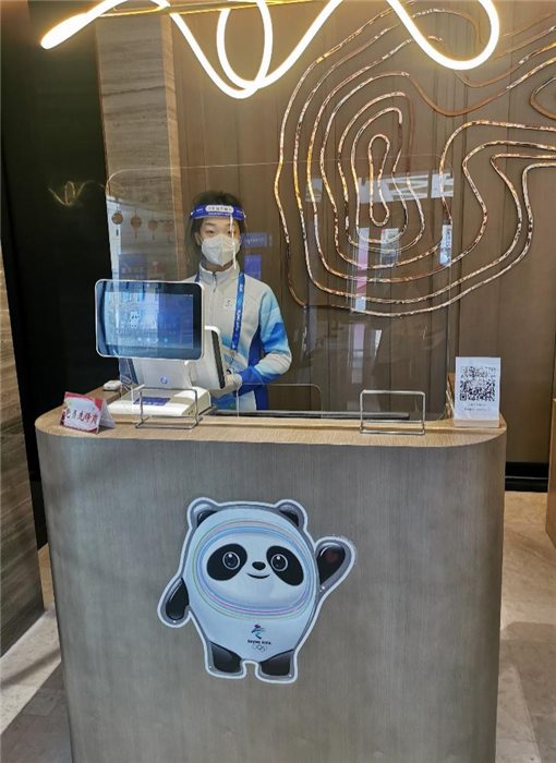 冬奥志愿者王曦：这次志愿服务让我有机会与我热爱的冬奥事业共同成长，对这份事业的情怀和责任感，是我不断付出和奉献的动力。能够成为一名志愿者参与到北京2022年冬奥会的工作中，于我而言，是一种梦想可及的感觉，也希望我的青春理想在冬奥志愿服务工作中闪光！(赵荣昊）