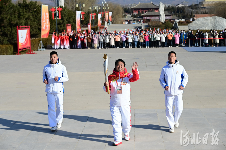 第二棒火炬手付丙贵进行火炬传递。