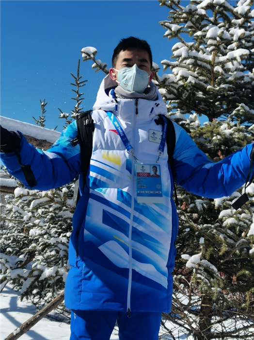 冬奥志愿者宋哲龙：在参与志愿服务的过程中，我不仅交到了许多志同道合的朋友，也收获了许多外国友人对自己志愿服务工作的赞扬与肯定。只有全力以赴地完成好志愿服务工作的每一个环节，才能无愧于自己的冬奥梦，无愧于学校和国家赋予的这份神圣使命。