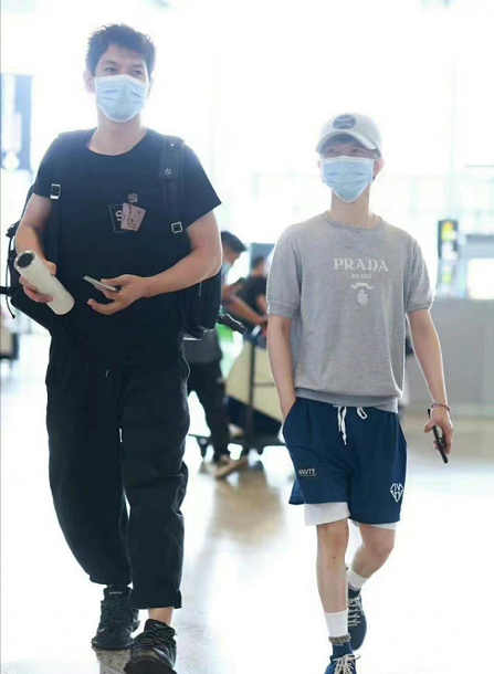 杨幂与年轻男子同回小区 对方疑似郭敬明助理