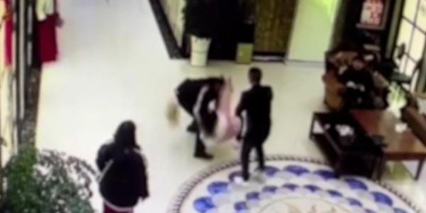 女子酒后与KTV工作人员起纠纷,掌掴民警后被抱摔制服_凤凰网视频_凤凰网