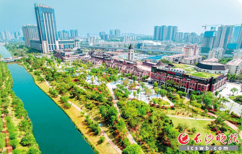圭塘河清流汩汩，河畔一片繁华，民心河正流淌成幸福河。资料图片