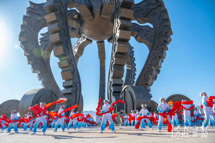 采集仪式现场喜庆的《中国娃》红绸秧歌表演。