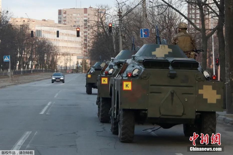 当地时间2月26日,乌克兰首都基辅,乌军人登上装甲运兵车。