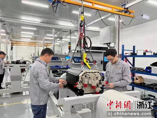 江北区一企业生产场景。 张落雁 供图