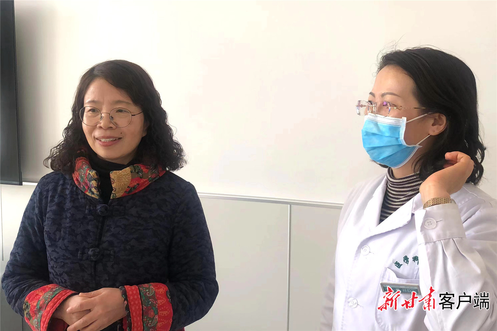 住甘全国政协委员蔡晓红(左)在武威重离子医院调研患者治疗情况及需求